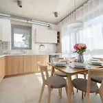 Luxury With Parking And Air Conditioning Near Center By Renters Prestige 아파트 *