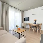 Luxury With Parking And Air Conditioning Near Center By Renters Prestige 아파트 *