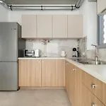 Luxury With Parking And Air Conditioning Near Center By Renters Prestige 아파트