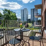 Luxury With Parking And Air Conditioning Near Center By Renters Prestige 아파트 *