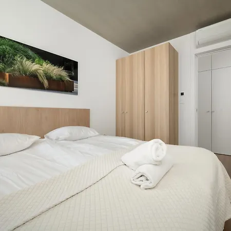Luxury With Parking And Air Conditioning Near Center By Renters Prestige Apartament *
