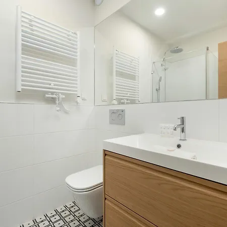 Luxury With Parking And Air Conditioning Near Center By Renters Prestige شقة فروتسواف