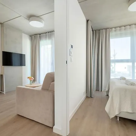 شقة Luxury With Parking And Air Conditioning Near Center By Renters Prestige *