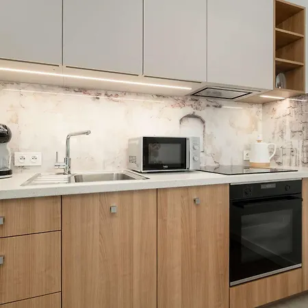 شقة Luxury With Parking And Air Conditioning Near Center By Renters Prestige *